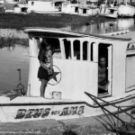 menina em barco no igarape das mulheres macapa