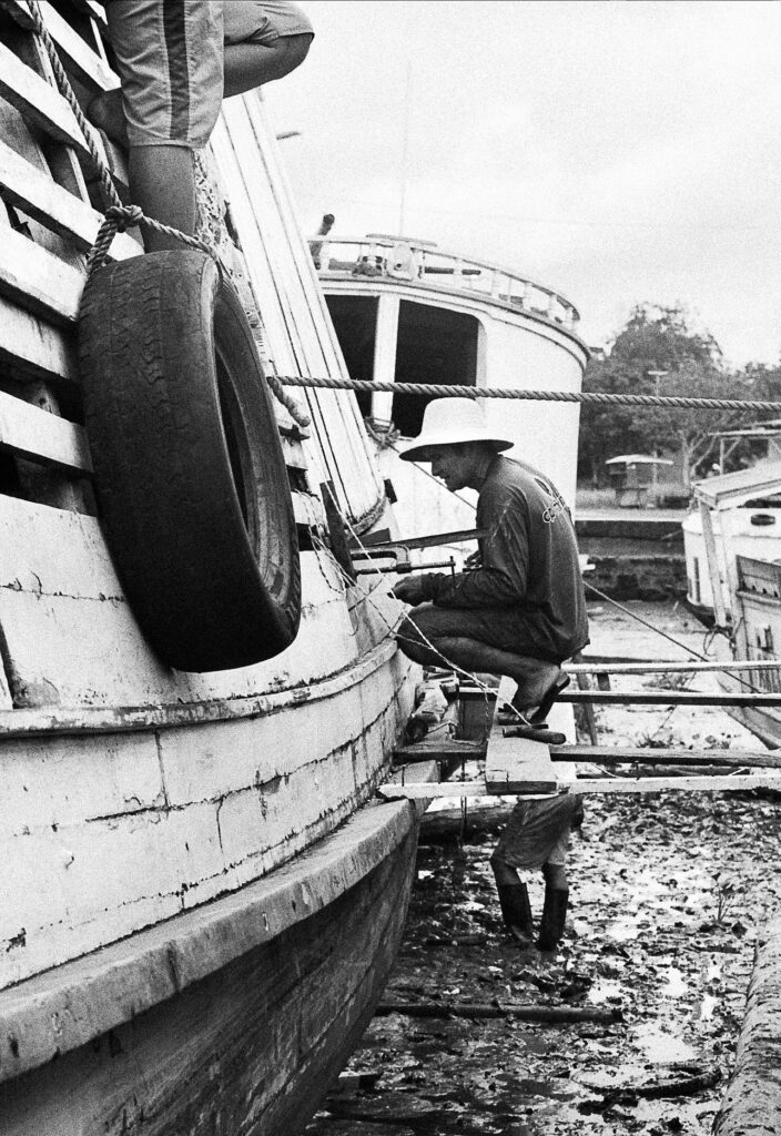 homem conserta barco amazonia