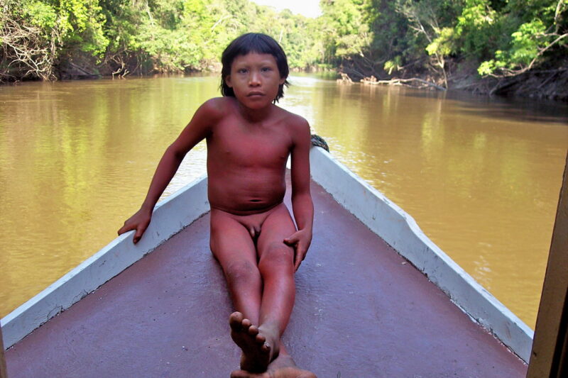 criança zuruahã barco amazônia