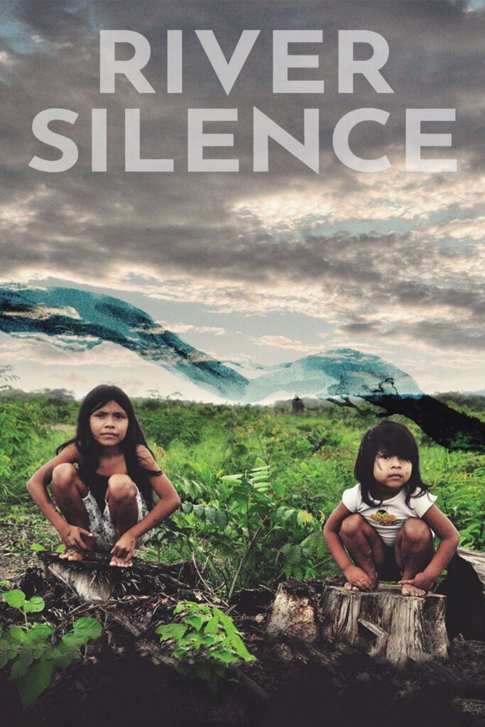 Duas crianças indígenas sentadas numa plantação. Aparece ao fundo as palavras River Silence