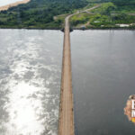Vista aérea da represa de Belo Monte. O rio cortado em dois por uma ponte
