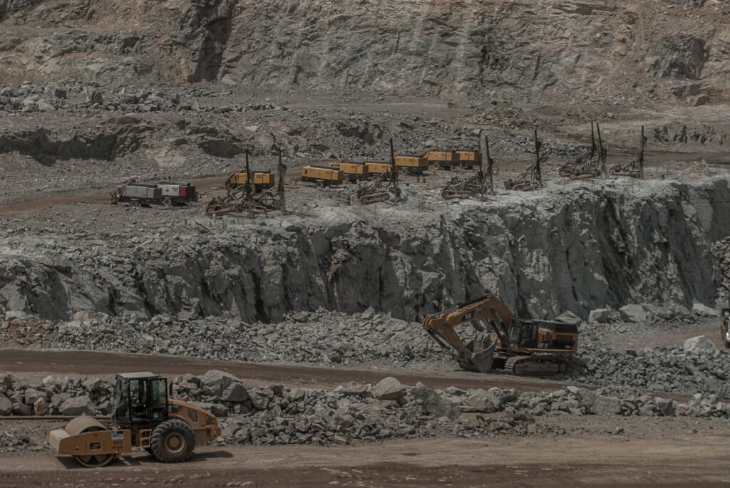 Escavadeiras parecem minúsculas próximas do canteiro de obras de Belo Monte