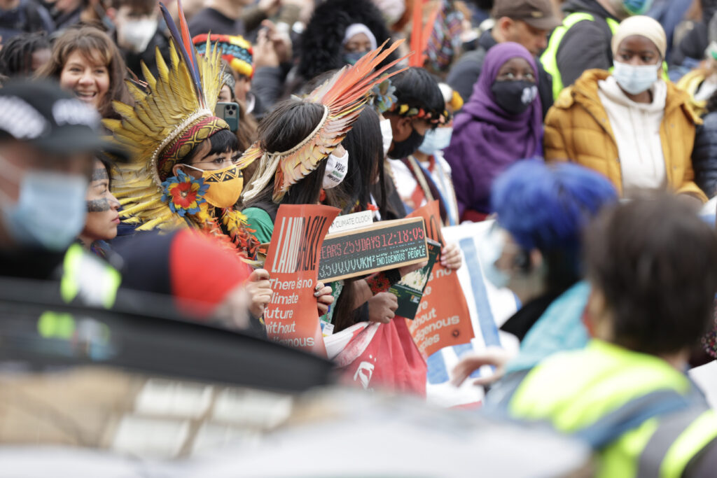 Indígenas no protesto em Glasgow, na COP26