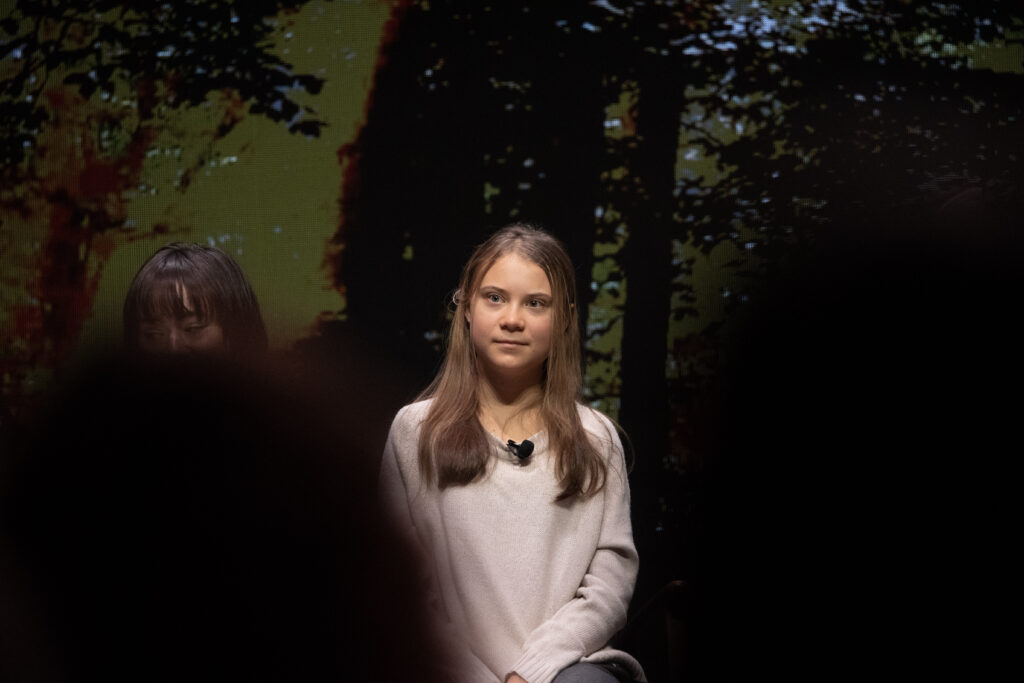 Ativista Greta Thumberg sentada
