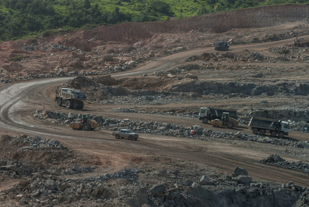 Canteiro de obras de Belo Monte. Um grande caminho de terra, onde carros e tratores passam.