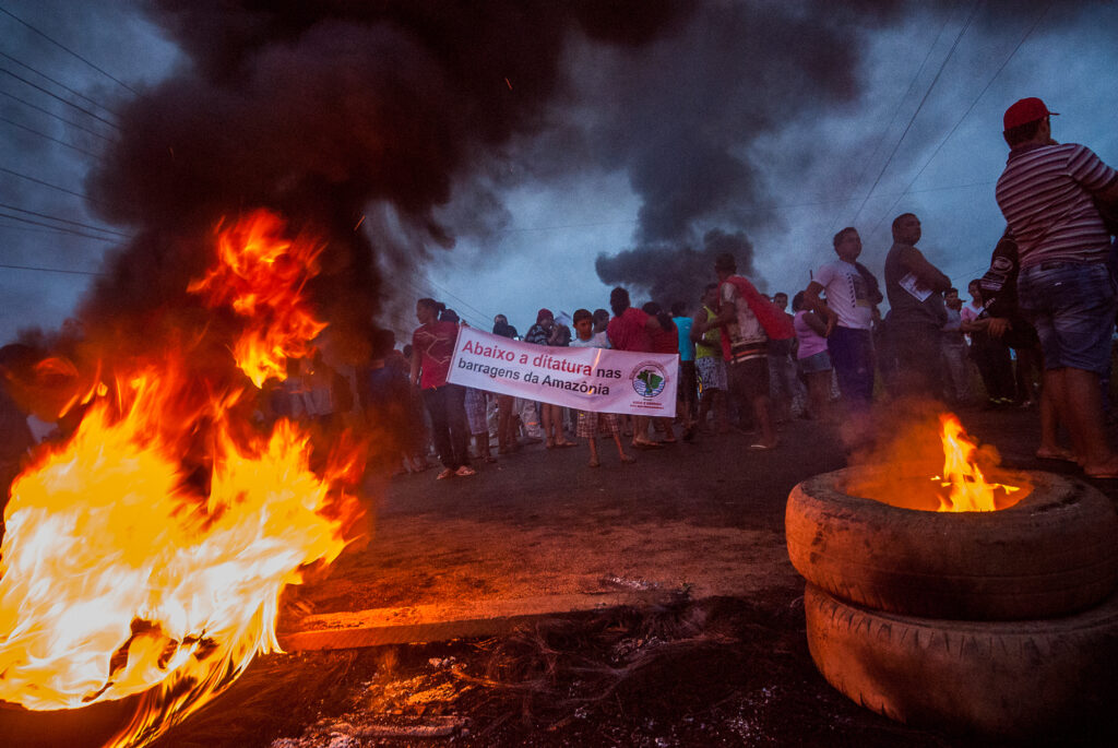 protestantes  incendiando pneus 