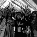 grupo de mulheres indígenas em pé lado a lado