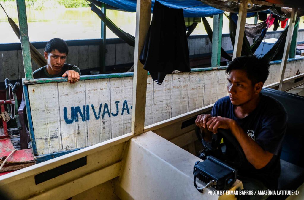 Dois indígenas em dois barcos da UNIVAJA nas buscas por Dom Phillips e Bruno Pereira
