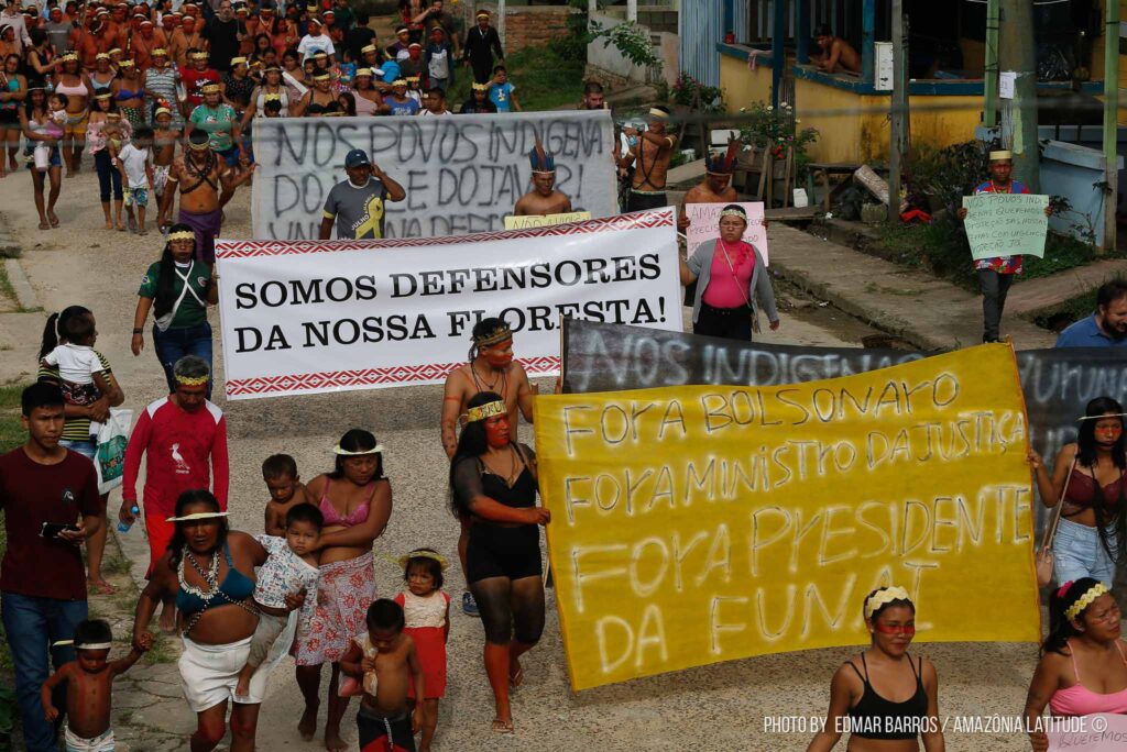Indígenas seguram cartazes dizendo: Fora Bolsonaro, Fora Ministro da Justiça, Fora Presidente da Funai.